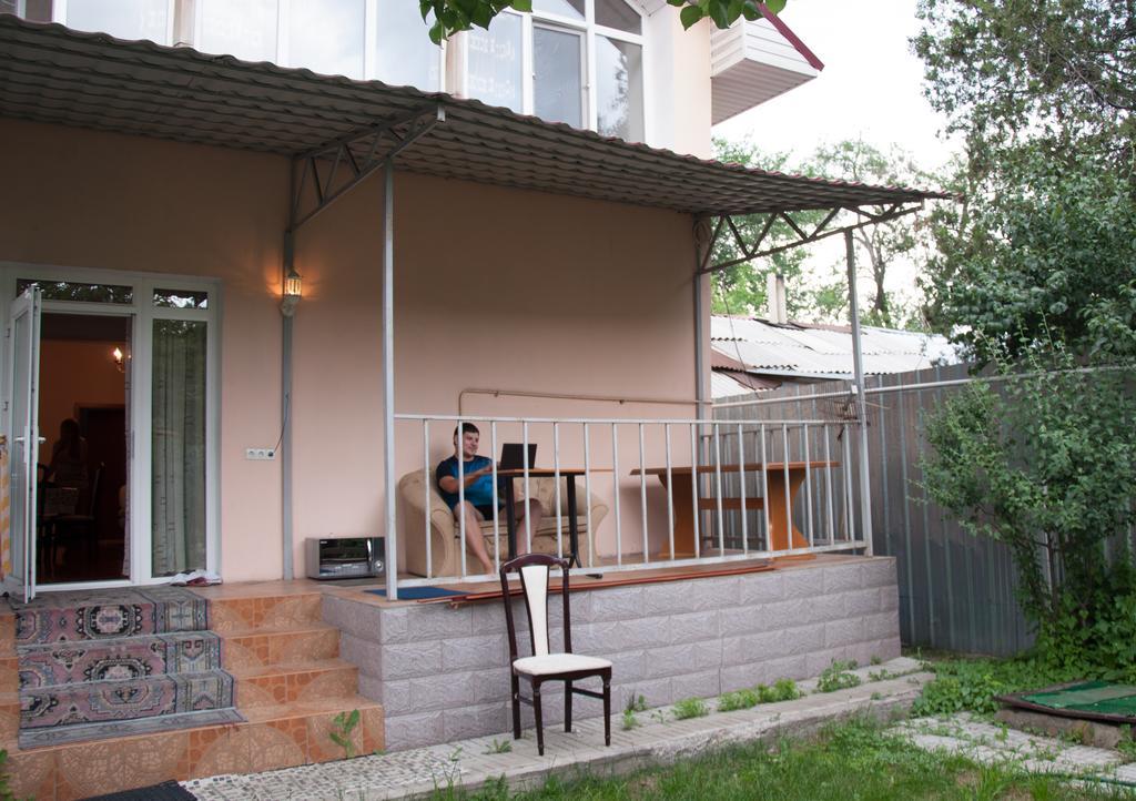 Almaty Backpackers Hostel Exterior photo